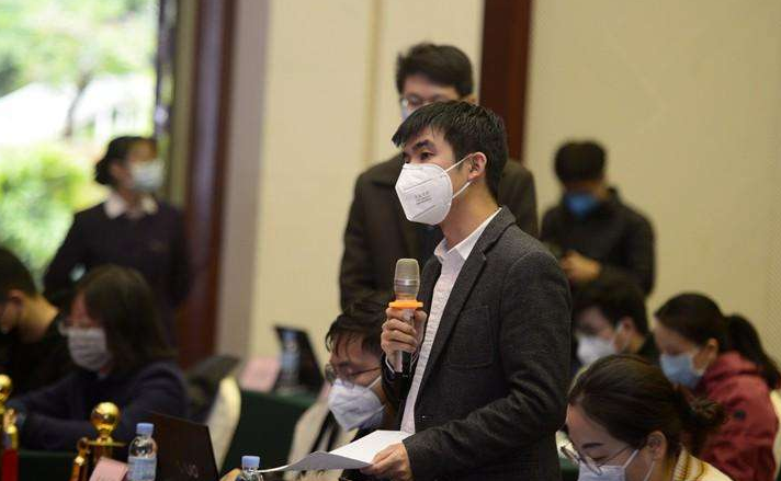 热点:4岁萌娃工地唱歌走红互联网 表情销魂被封“摇摆歌神”(图)